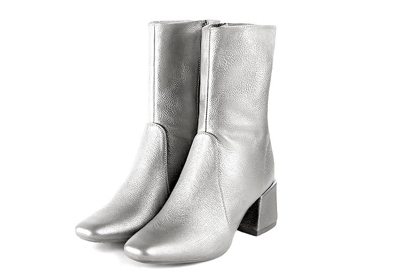 Light silver women's ankle boots with a zip on the inside. Square toe. Medium block heels. Front view - Florence KOOIJMAN